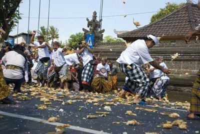 Tradisi Perang Ketupat Di Bali